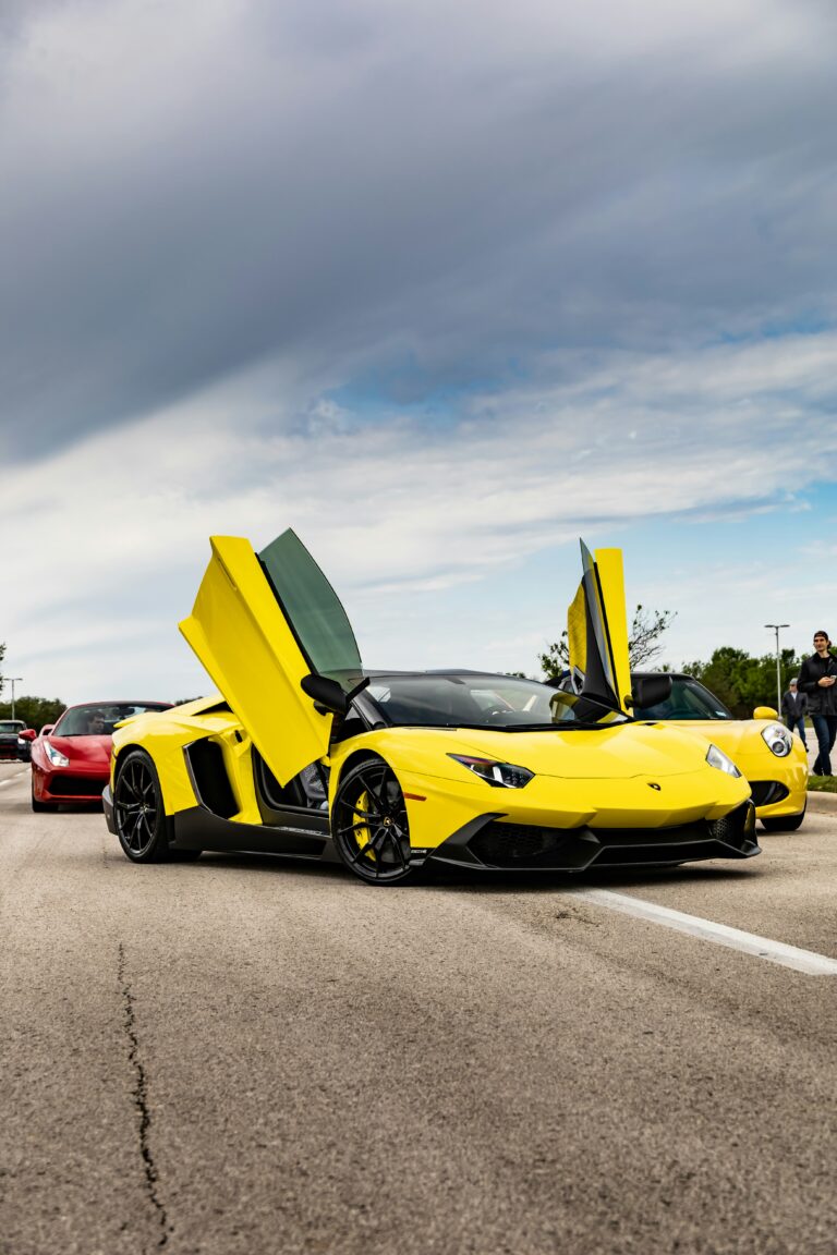 Жълто Lamborghini на писта, заснето в движение