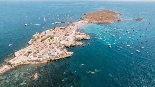 Остров Табарка край Аликанте с кристално чисто море и живописно крайбрежие