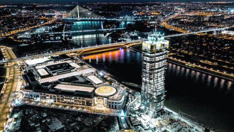 Belgrade Waterfront с модерни сгради и крайбрежна алея по река Сава