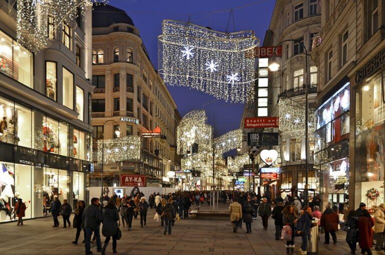 Празнично украсената Kärntner Straße във Виена през зимата