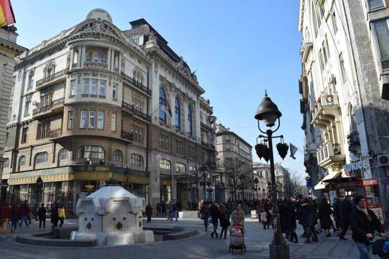 Площадът на Републиката в Белград с паметника на княз Михаил и Националния театър