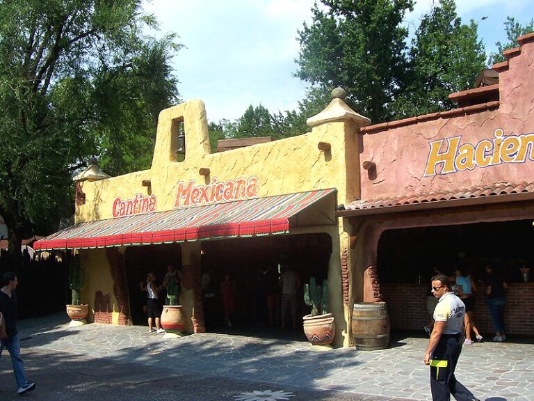 Парк Гардаленд с Cantina Messicana, мексикански тематичен ресторант и цветна атмосфера в Италия