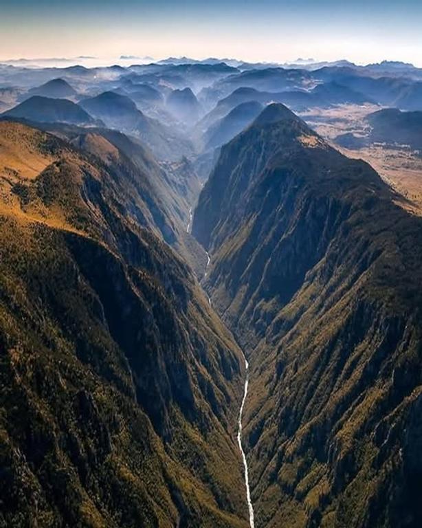 Каньонът на река Тара сред планините на Национален парк Дурмитор