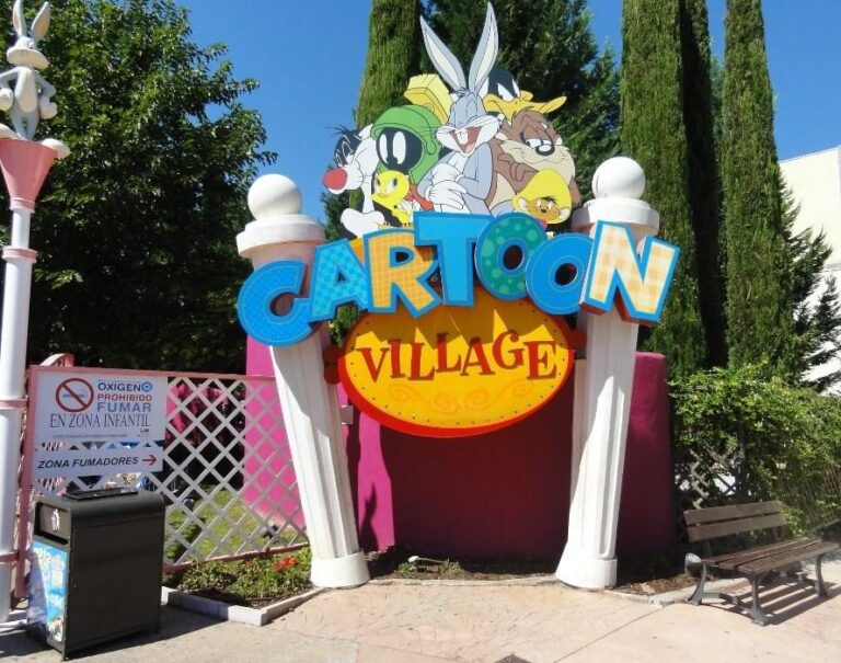 Парк Уорнър Мадрид Cartoon Village с анимационни герои, цветни сгради и семейни забавления в Испания